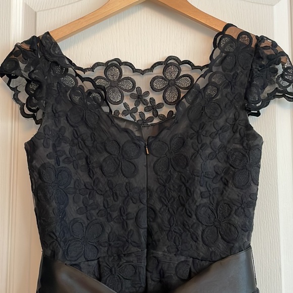 Gorgeous lace dress with full skirt and built in crinoline. - Picture 5 of 9